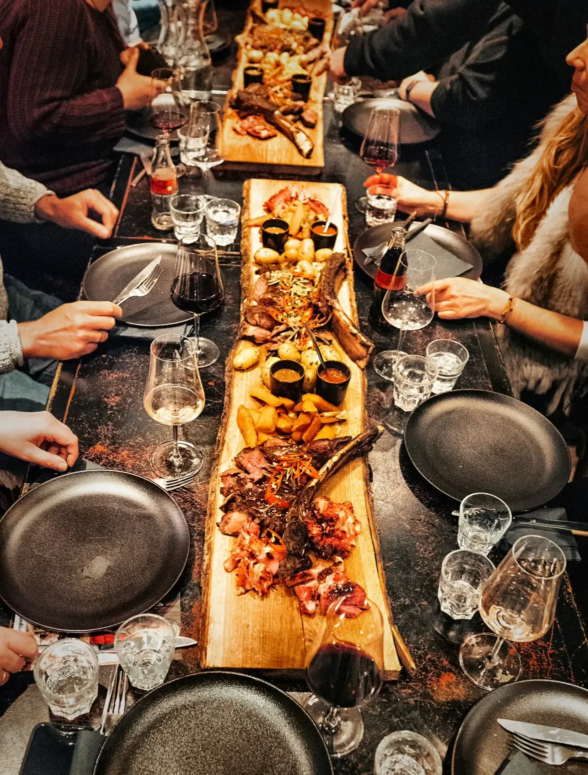 Wild Scandinavian Cooking mit Brian Bojsen – Sharing Dinner an langen Tafeln über offenem Feuer im Greenvieh in Mieming, Tirol
