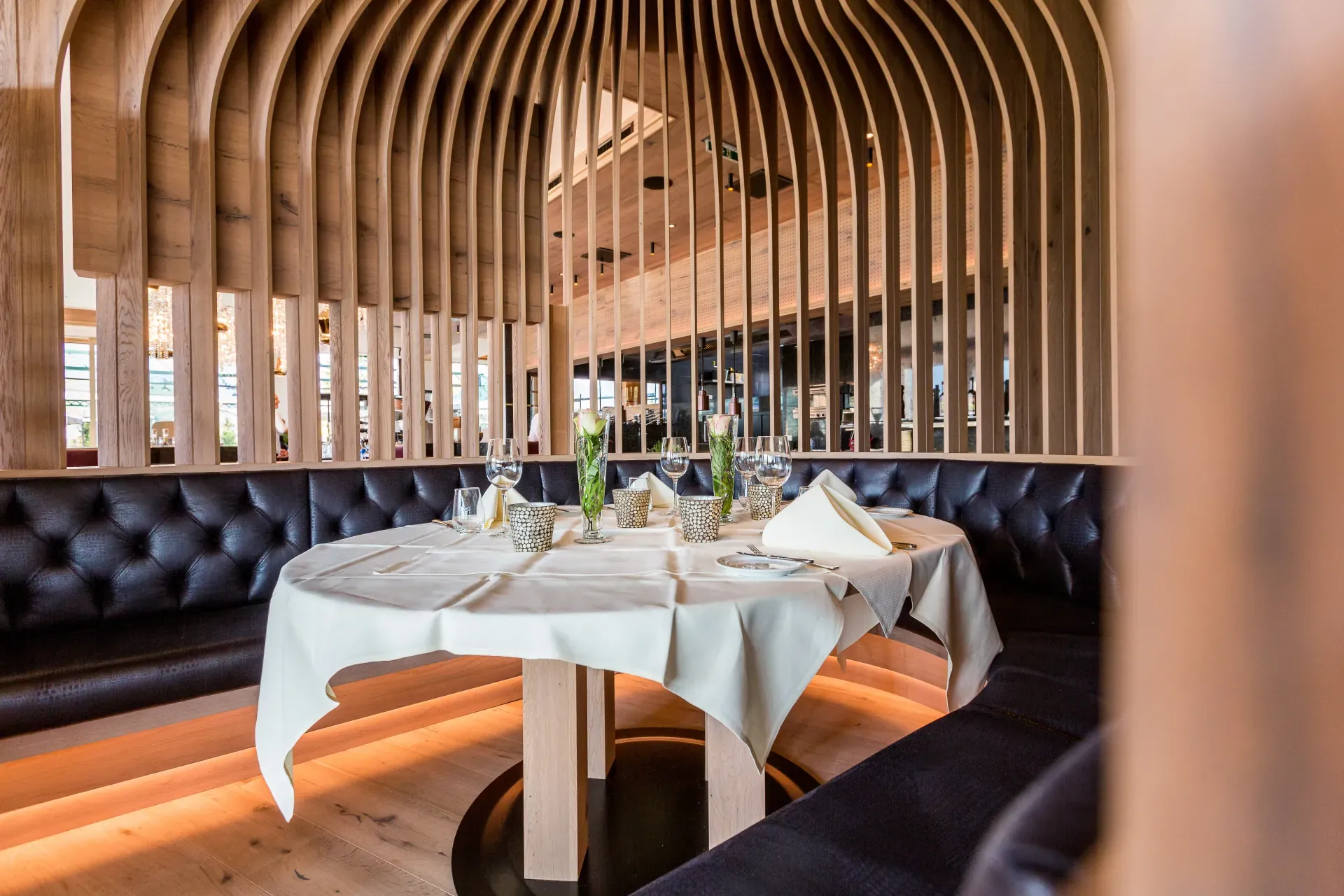 Elegant round table for celebrations at the Greenvieh Greenside restaurant
