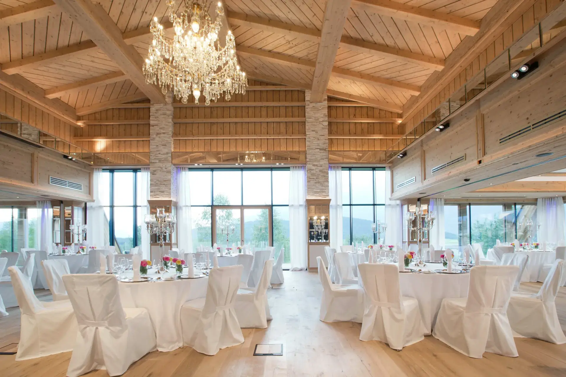 Festlich dekorierter Veranstaltungssaal im Greenvieh für Hochzeiten und Feste