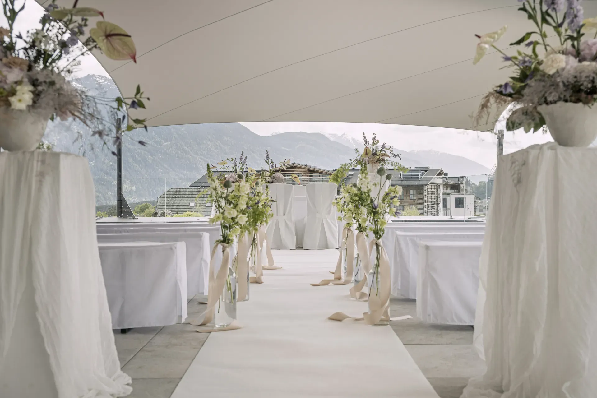 Free ceremony on the rooftop terrace with mountain view at the Greenvieh in Mieming
