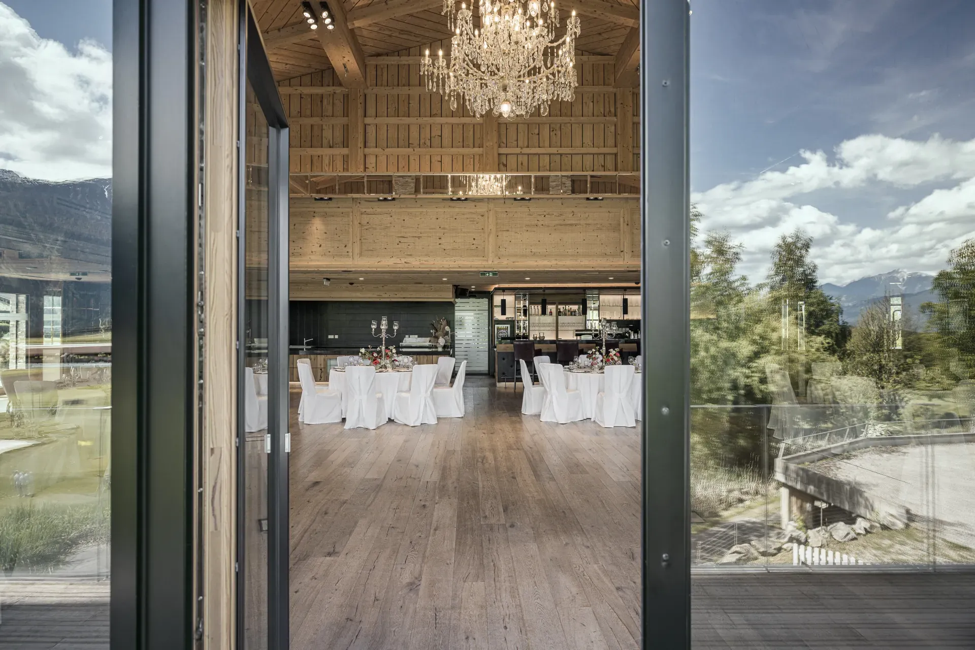 View through the glass doors onto the hall and Tyrolean mountains at the Greenvieh Chalet