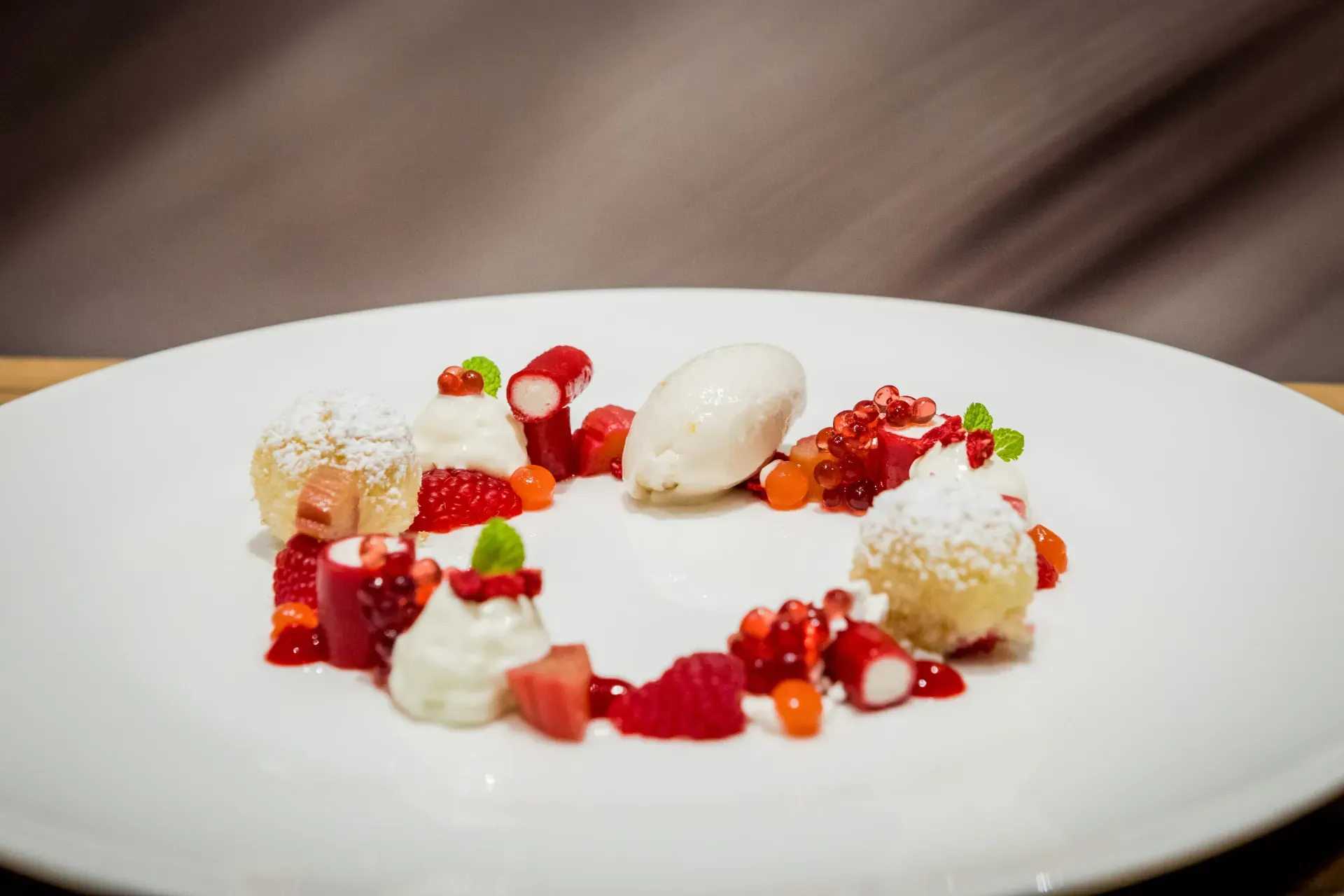 Kunstvoll angerichtetes Dessert aus der Greenvieh Küche