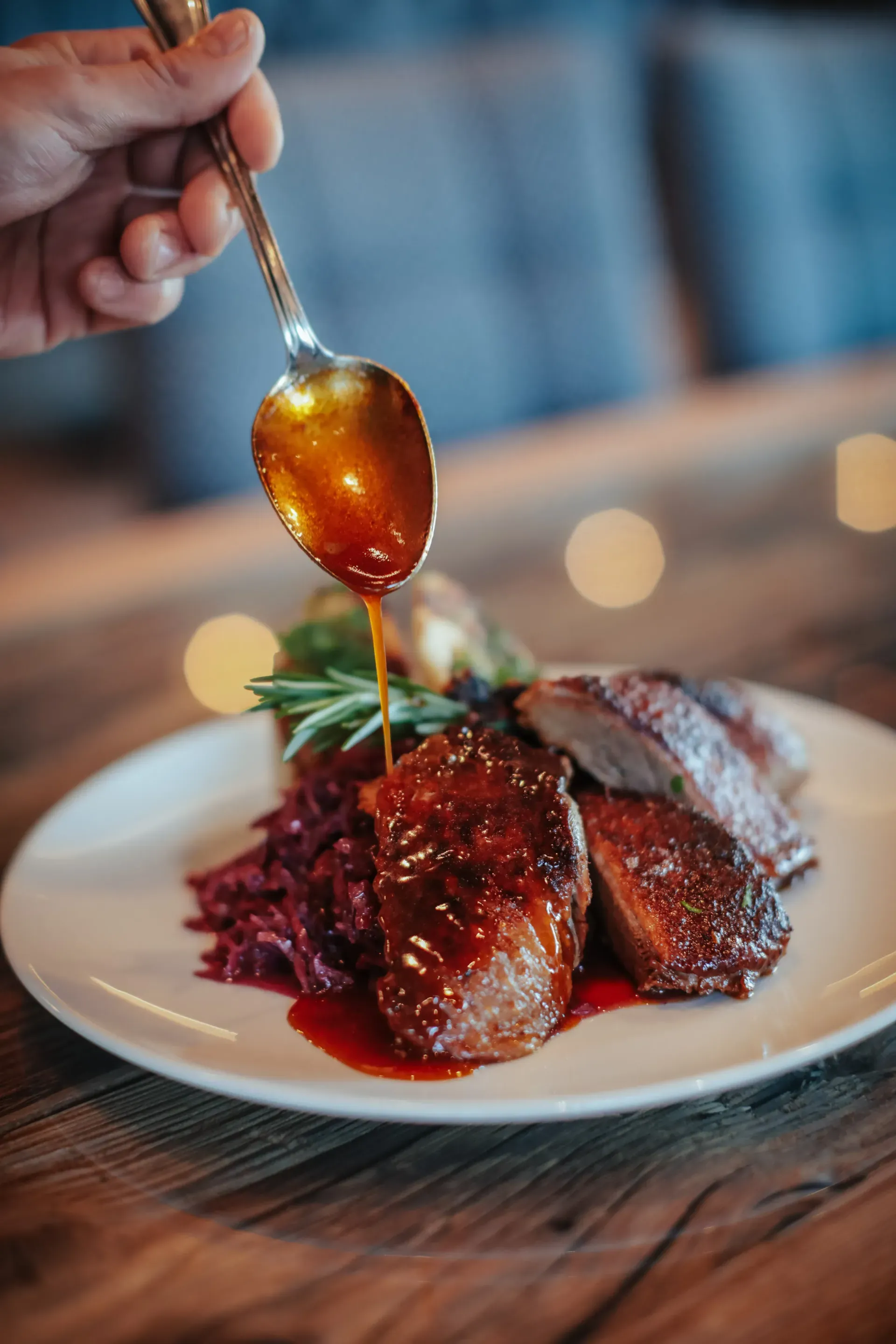 Traditionelles Martinigansl mit Rotkraut im Greenvieh, Tirol