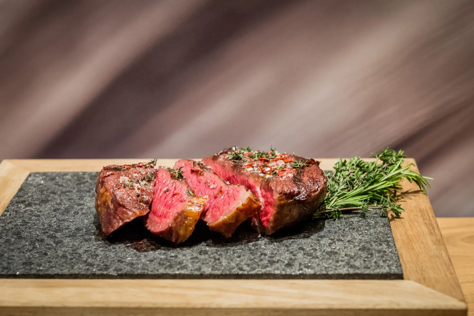 Saftiges Steak vom Grill mit Beilagen im Greenvieh