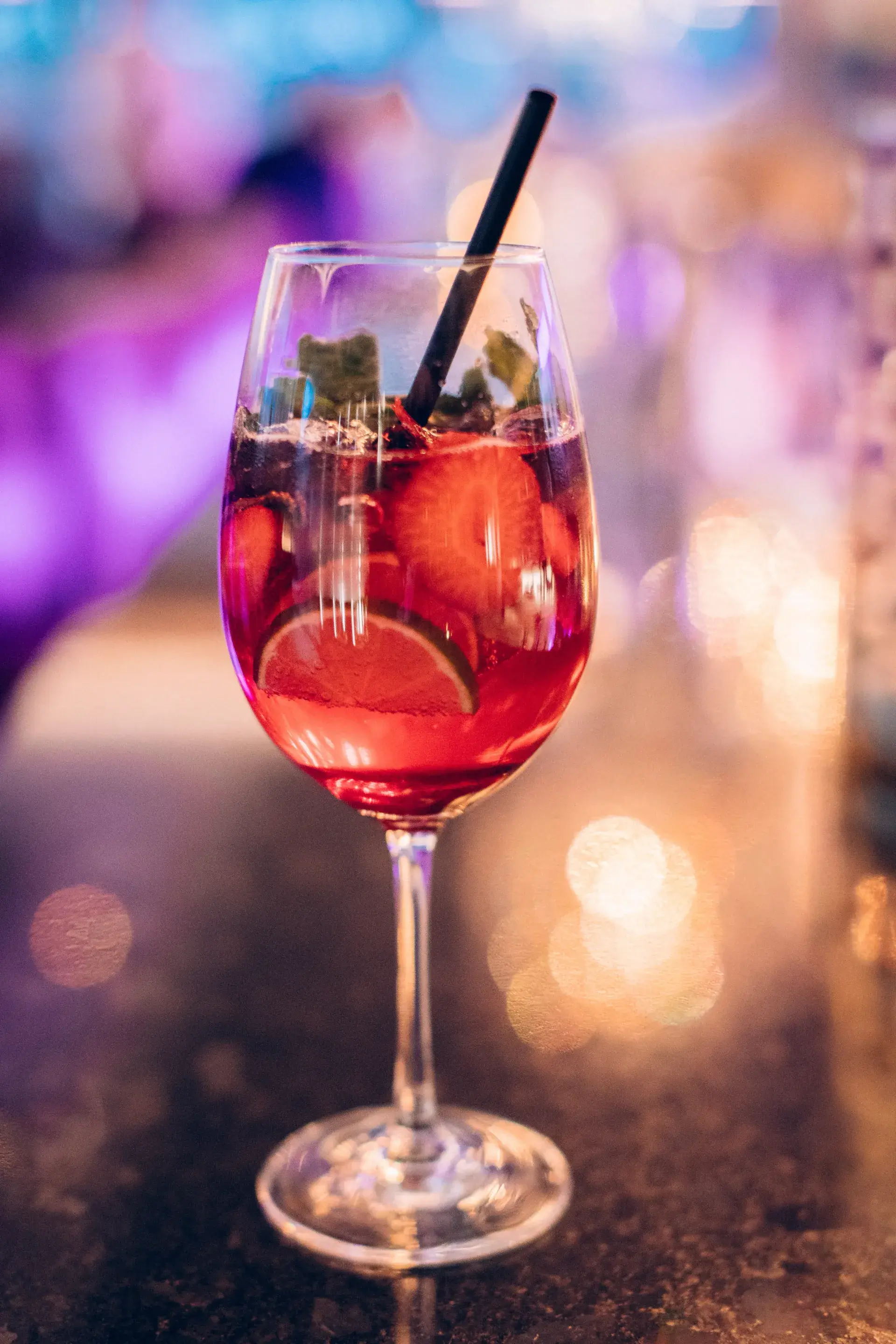 Barkeeperin Lara kreiert einzigartige Cocktails an der Greenvieh Bar in Tirol