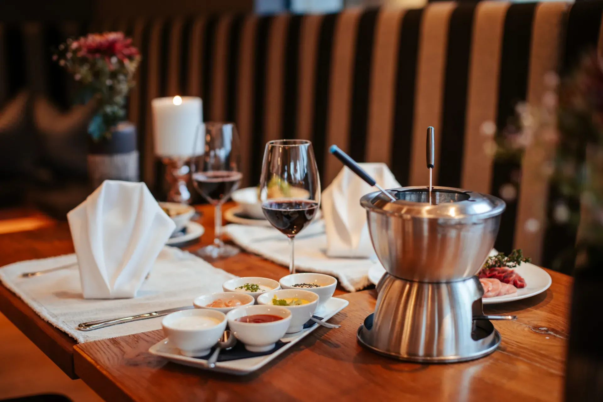 Geselliges Fondue Chinoise am gedeckten Tisch im Greenvieh, Mieming
