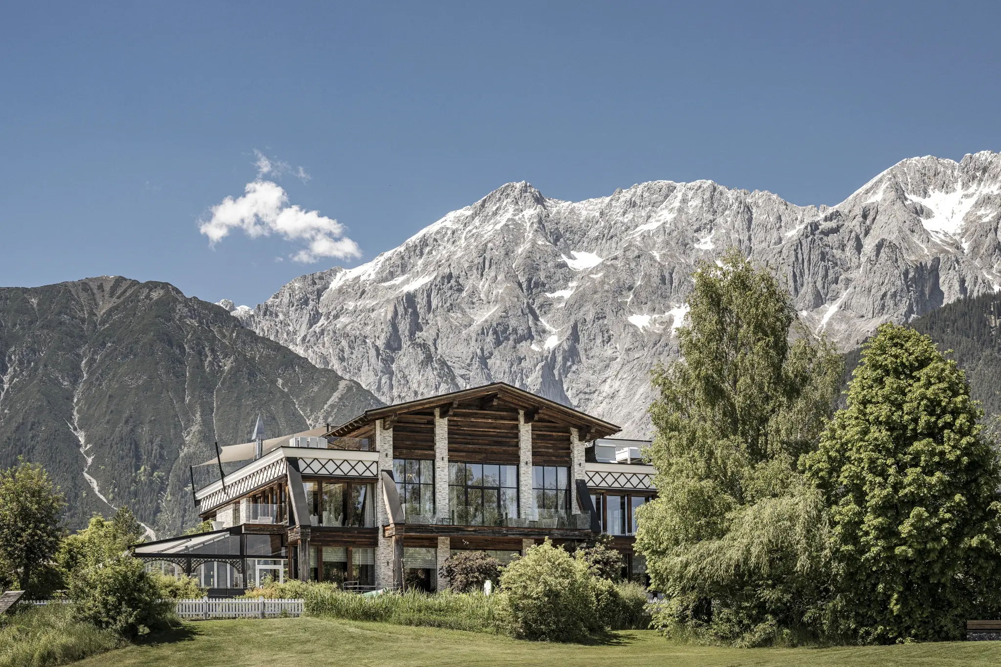 Außenansicht des Restaurant Greenvieh am Mieminger Plateau in Tirol