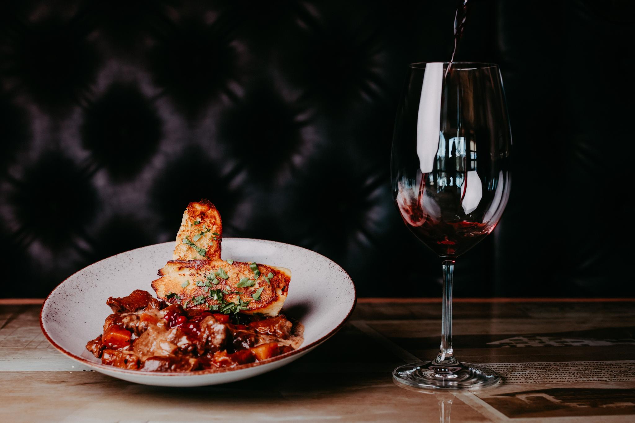 Gedeckter Tisch mit feinen Speisen im Restaurant Greenvieh