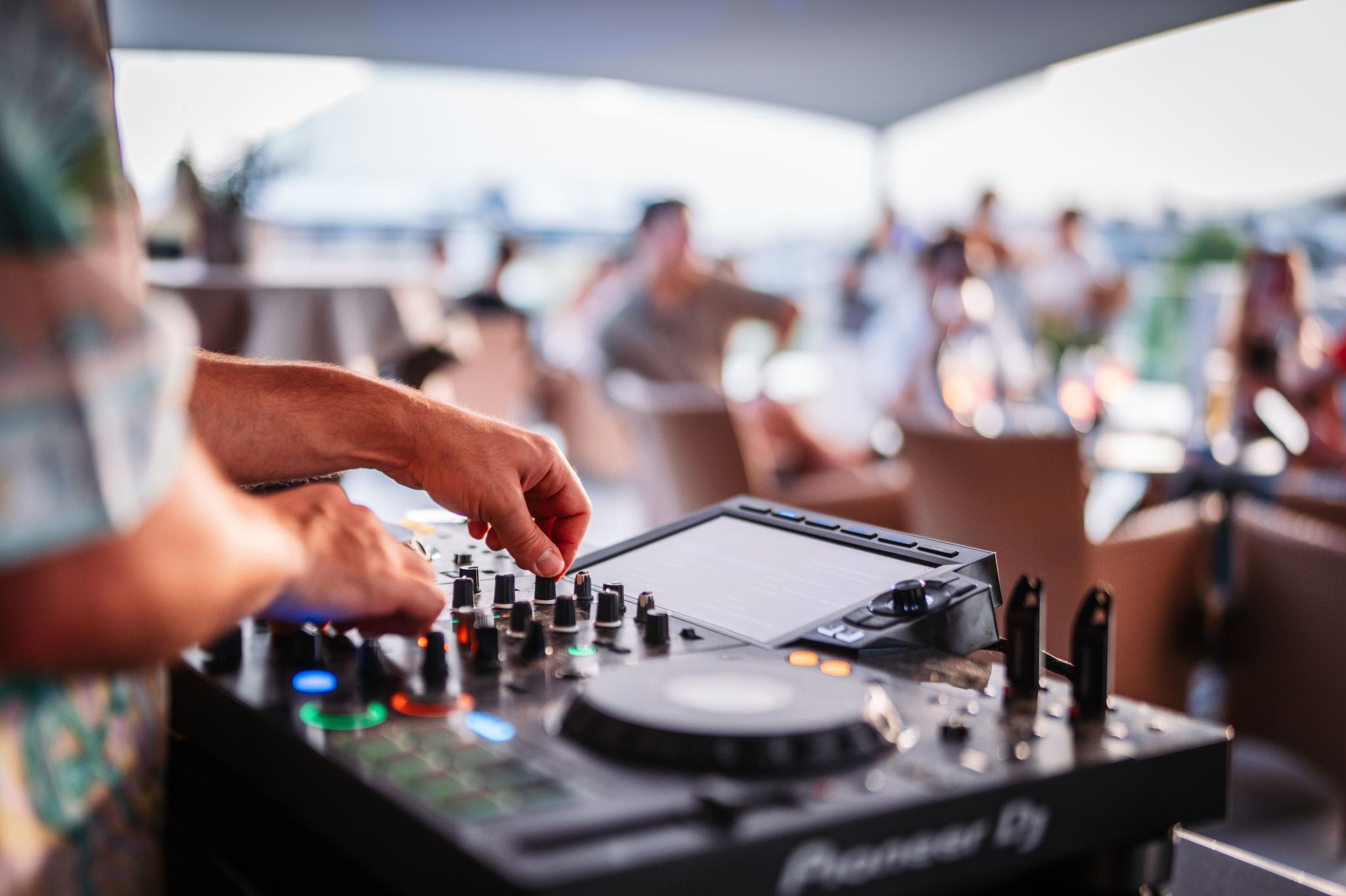 Stimmungsvolle Sunset Lounge Atmosphäre bei einem Event im Greenvieh