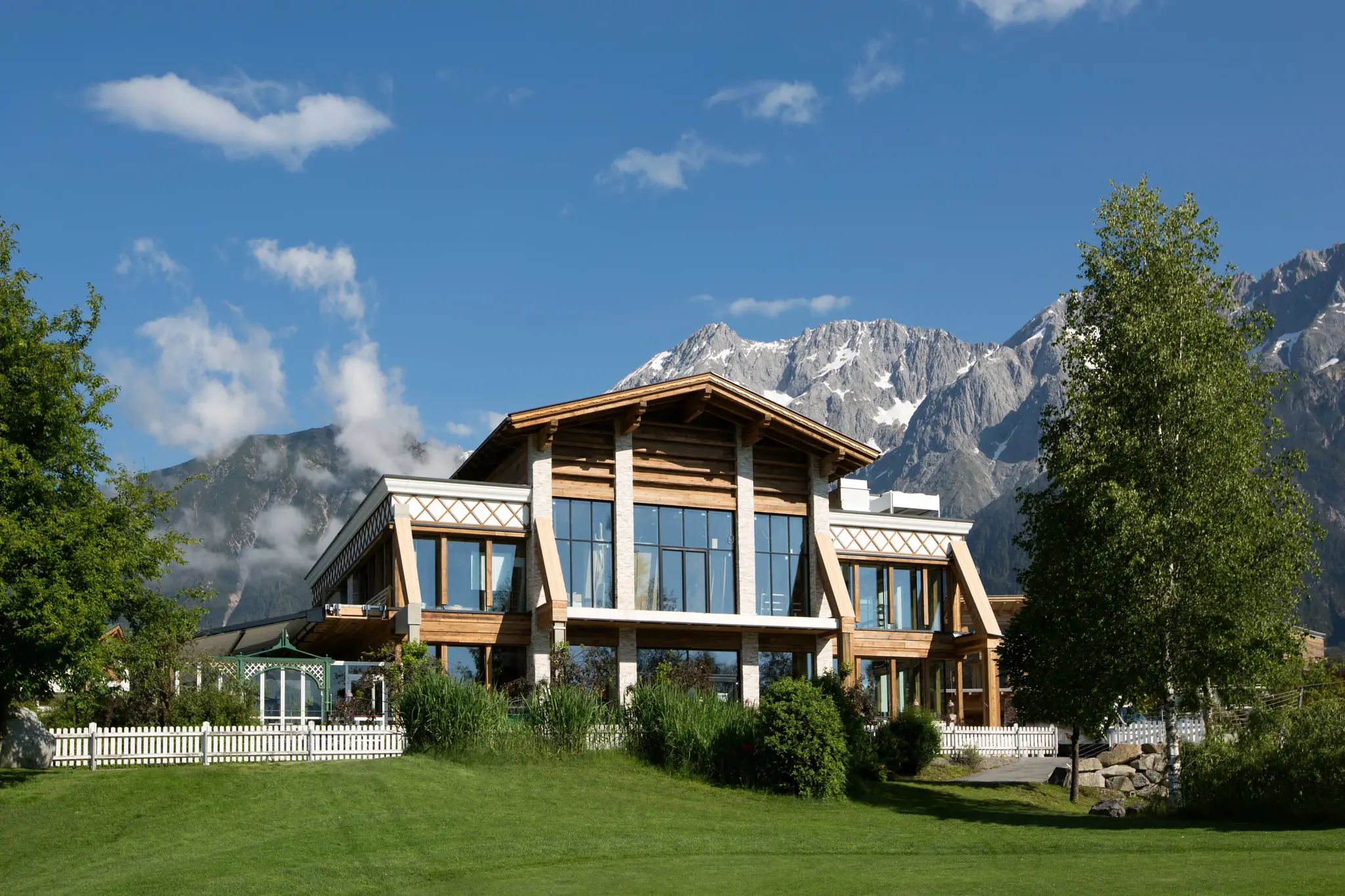 Außenansicht des Restaurant Greenvieh am Mieminger Plateau in Tirol