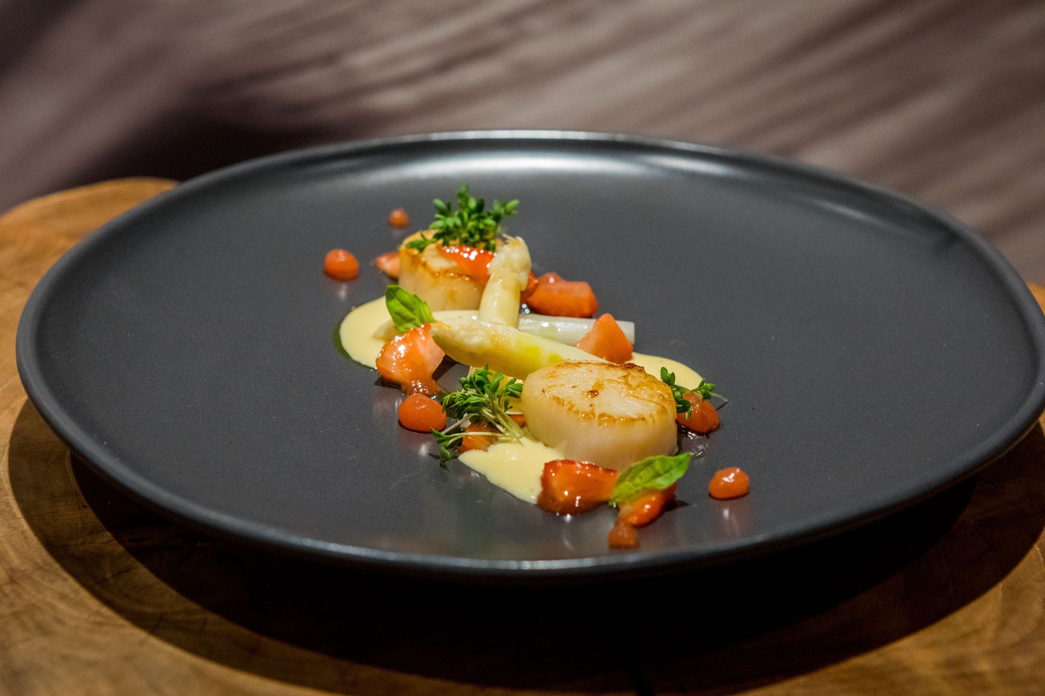 Frisch zubereitete Muscheln in Weißweinsud