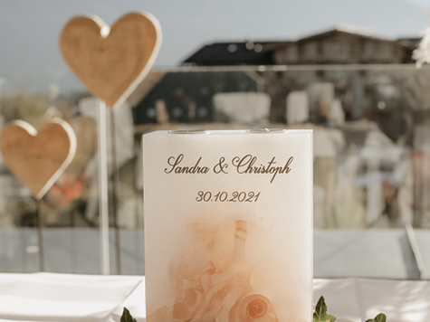 Hochzeitskerze mit dem Alpenresort Schwarz im Hintergrund