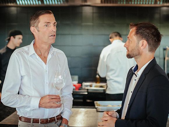 Entspannter Austausch der Gäste beim Aperitif