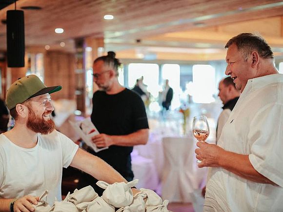 Joseph Brot im Austausch beim Aperitif