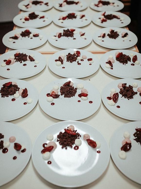 Die Desserts der Montagsrunde sind angerichtet